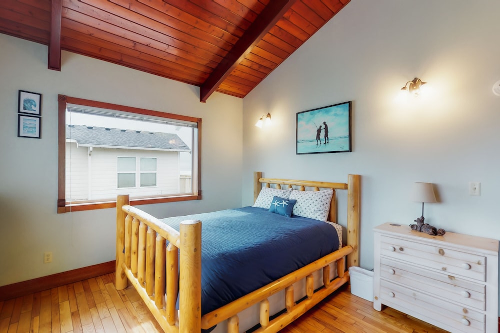 Waterfront home with ocean views, hot tub & fireplace dogfriendly