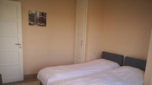 2 chambres, fer et planche à repasser, accès Internet, draps fournis