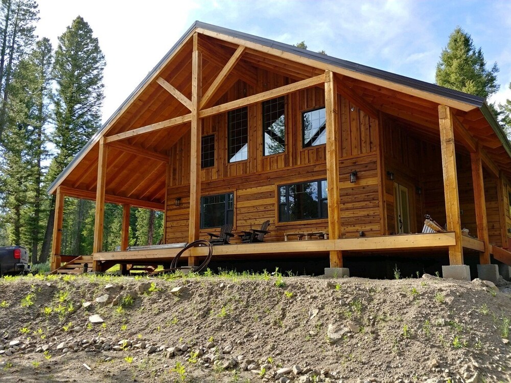 New Luxury Cabin Minutes From West Yellowstone 3 Bedrooms Loft