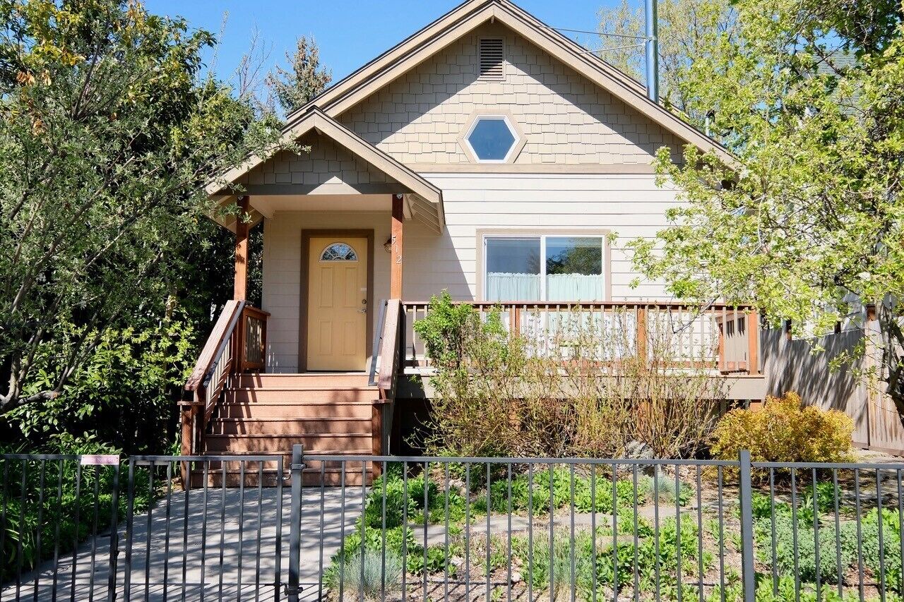 Chestnut Cottage=home Sweet Home Away!，沙斯塔山 - 美国 - 2021 优惠，点评和图片 in Mount Shasta, United States