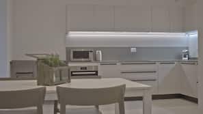 Een koelkast/vriezer, een magnetron, een oven, een kookplaat