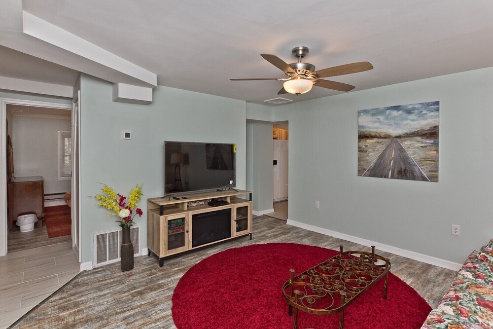 Starstorm Mountain Apartment Lakeview deck & hiking trail, near many