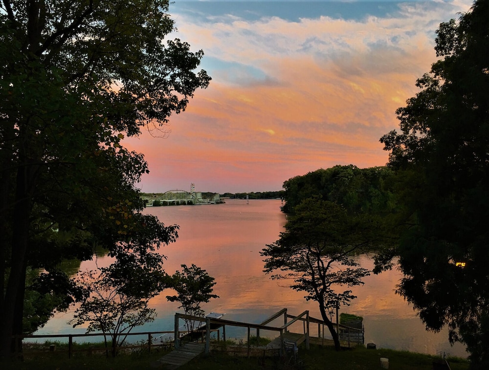 “Indiana Beach Rentals” on Shafer Lake, Near Amusement park. Boat