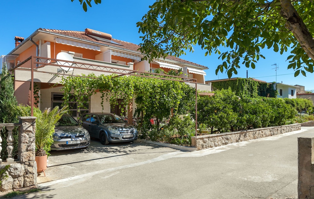 Apartment and rooms Dobrila in Jelsa in Jelsa, Croatia