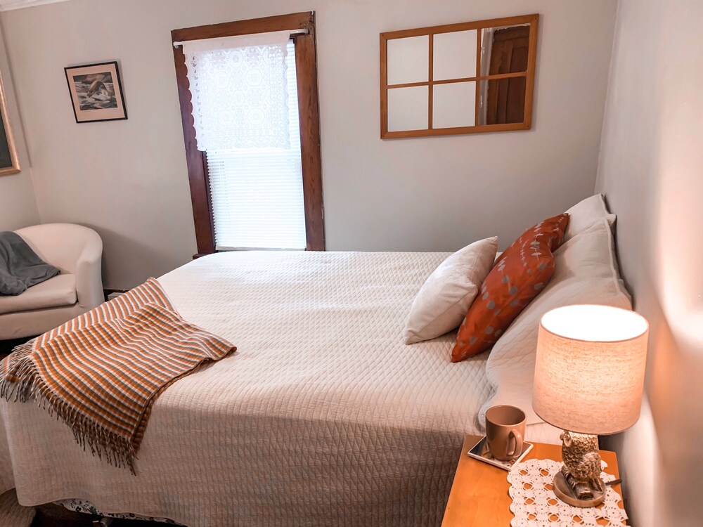 1920’s charm. Intown retreat. Great for fly fishermen!! Pet Friendly