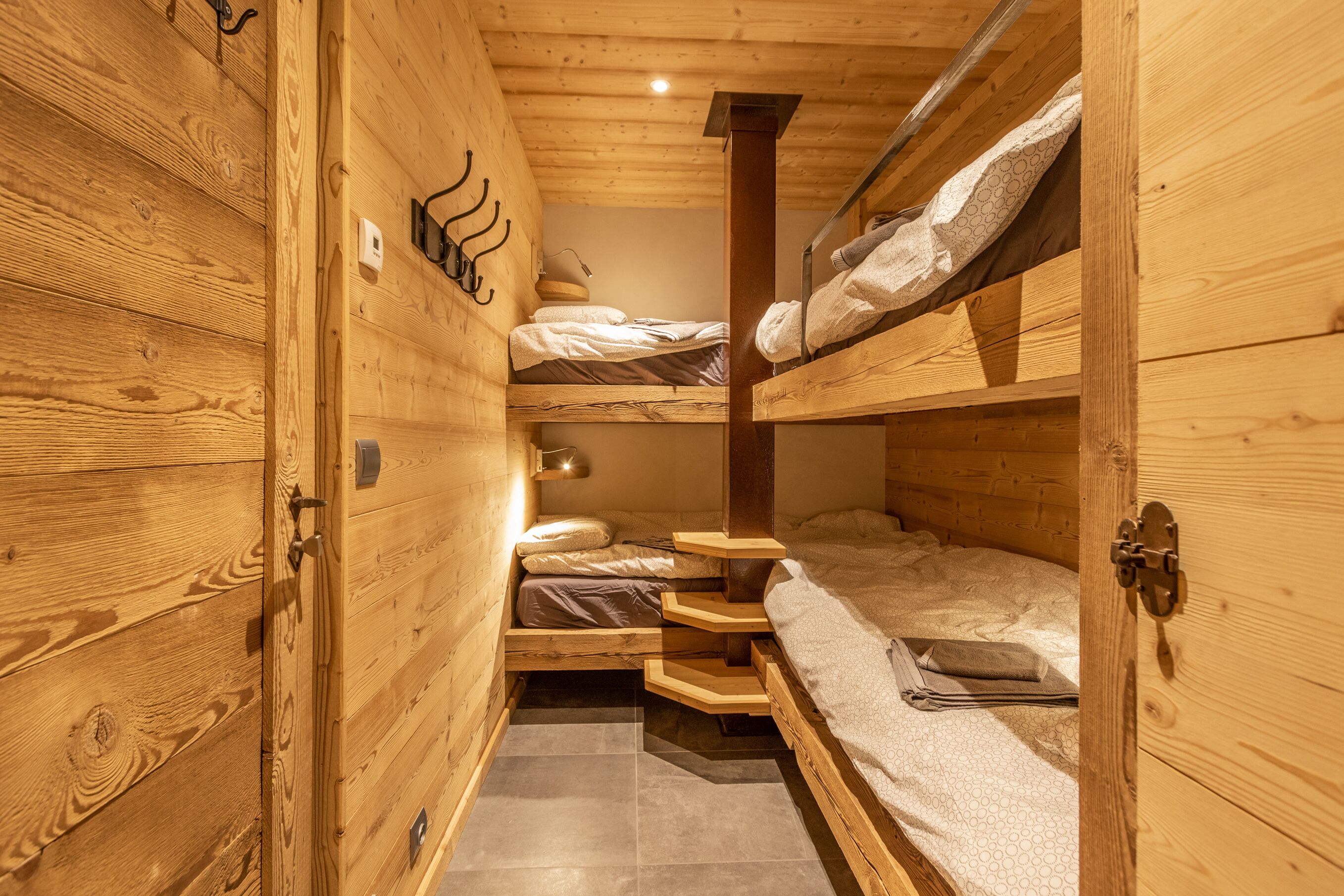 Authentic Renovated Chalet on the Slopes 5 min Walk Arc 1600 4 ch 3 Bath 12pers in Bourg-Saint-Maurice in Bourg Saint Maurice, France