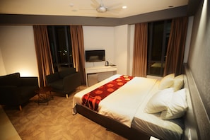 Super Executive Suite | Desk, laptop workspace, blackout drapes, iron/ironing board