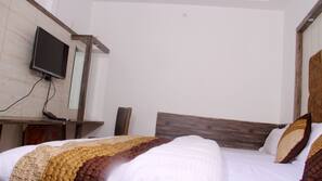 Iron/ironing board, free WiFi, linens