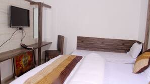 Iron/ironing board, free WiFi, linens