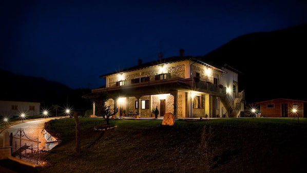 Facciata della proprietà - Sera/notte