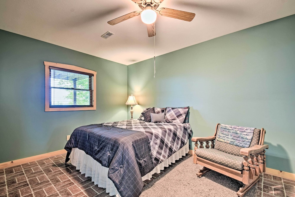 Cozy Amish Country Cabin on Shipshewana Lake!, Shipshewana Room Prices