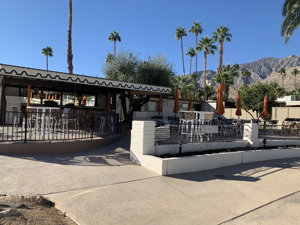 Midcentury Bungalow in Ocotillo Lodge, Palm Springs, California in Palm Springs Best Rates