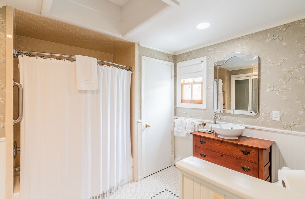 Bathroom, Westbrook Inn B&B