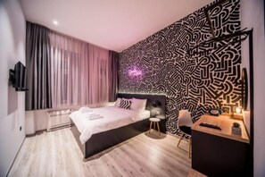 Basic Room, 1 Queen Bed | Free minibar items, soundproofing, iron/ironing board, free WiFi