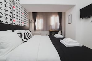 Basic Room, 1 Queen Bed | Free minibar items, soundproofing, iron/ironing board, free WiFi