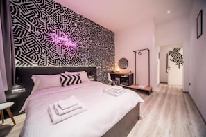 Basic Room, 1 Queen Bed | Free minibar items, soundproofing, iron/ironing board, free WiFi