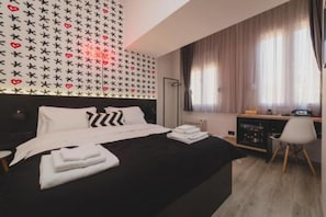 Basic Room, 1 Queen Bed | Free minibar items, soundproofing, iron/ironing board, free WiFi