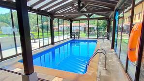 Una piscina cubierta, una piscina al aire libre de temporada