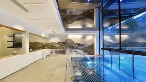 Innenpool, Außenpool, geöffnet von 11:00 Uhr bis 20:00 Uhr, Liegestühle