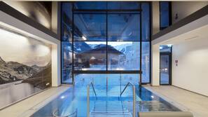 Innenpool, Außenpool, geöffnet von 11:00 Uhr bis 20:00 Uhr, Liegestühle