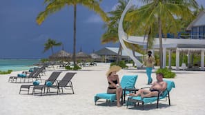 Plage, sable blanc, cabines gratuites, chaises longues