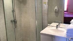 Douche, douche à « effet pluie », sèche-cheveux, serviettes fournies