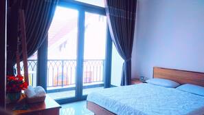 Minibar, desk, free WiFi