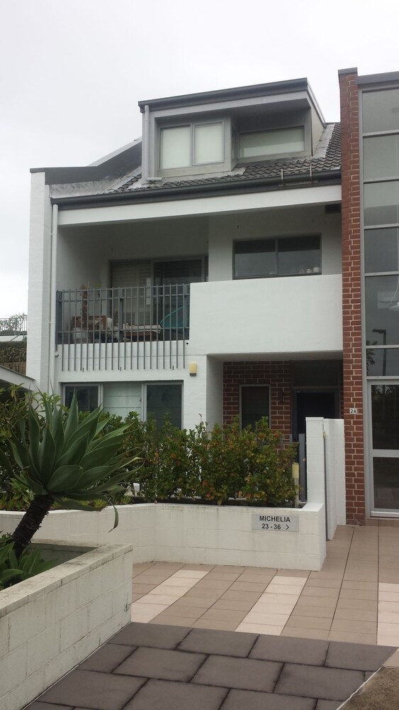 EAST CENTRAL TOWNHOUSE BOTANY