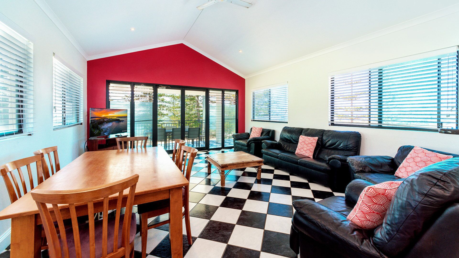 Arcoola 1 - Overlooking Main Beach