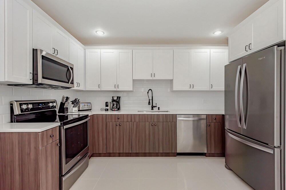 *Exceptional Remodeled Luxury 5BR w/ Heated Pool*