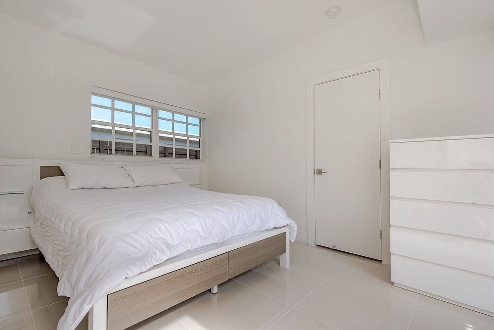 *Exceptional Remodeled Luxury 5BR w/ Heated Pool*