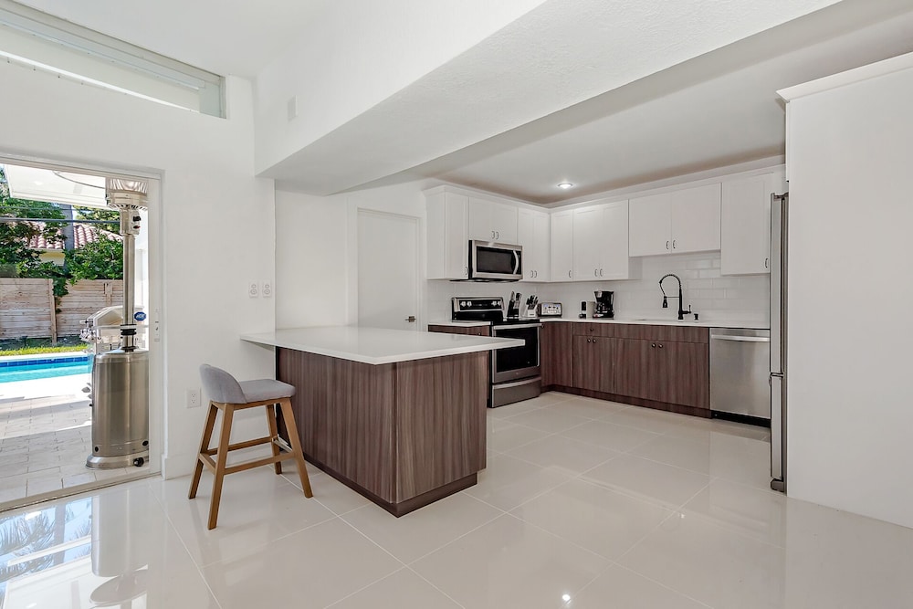 *Exceptional Remodeled Luxury 5BR w/ Heated Pool*