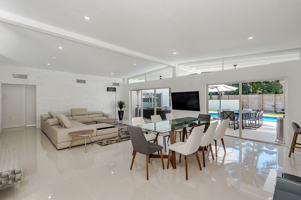 *Exceptional Remodeled Luxury 5BR w/ Heated Pool*