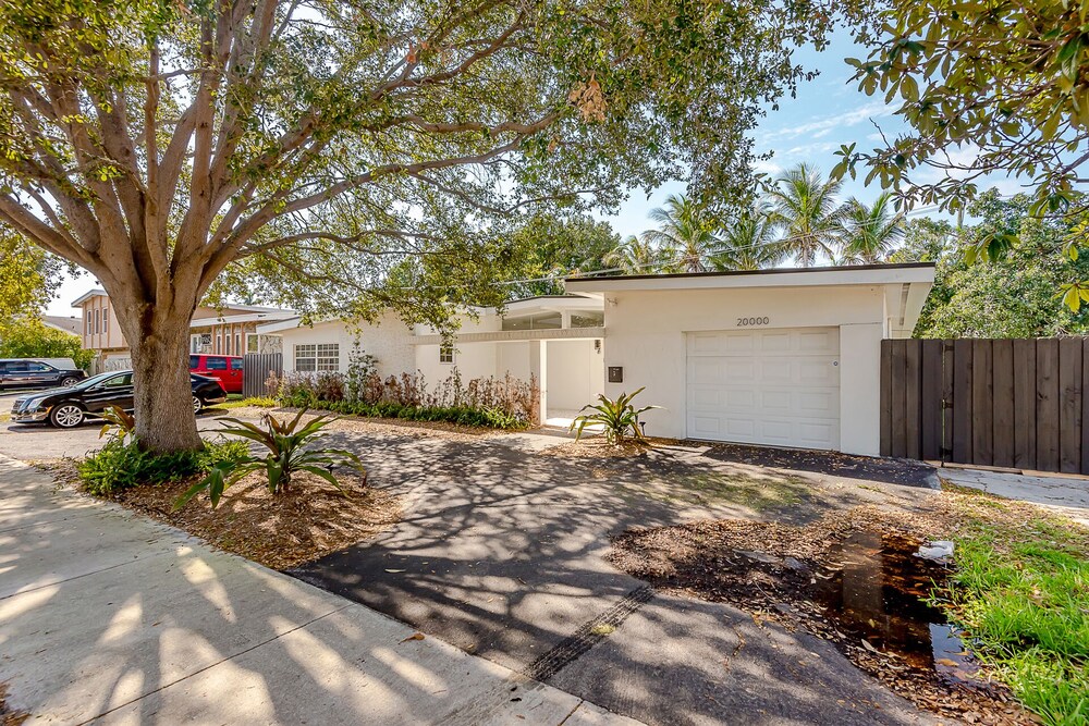 *Exceptional Remodeled Luxury 5BR w/ Heated Pool*