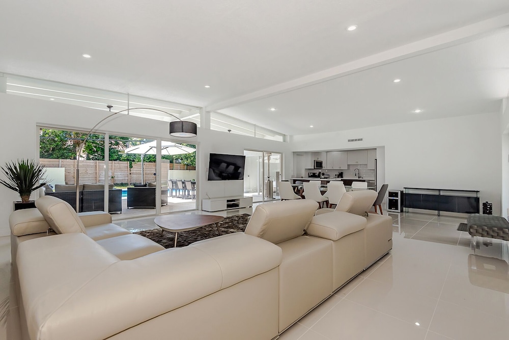 *Exceptional Remodeled Luxury 5BR w/ Heated Pool*