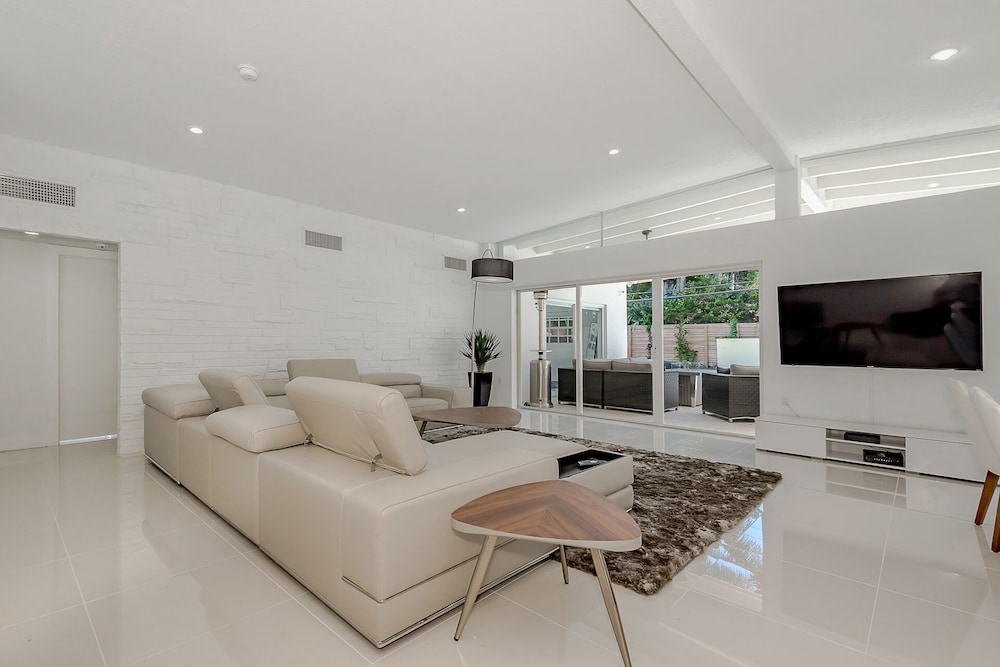 *Exceptional Remodeled Luxury 5BR w/ Heated Pool*