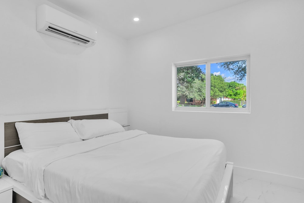 *Exceptional Remodeled Luxury 5BR w/ Heated Pool*