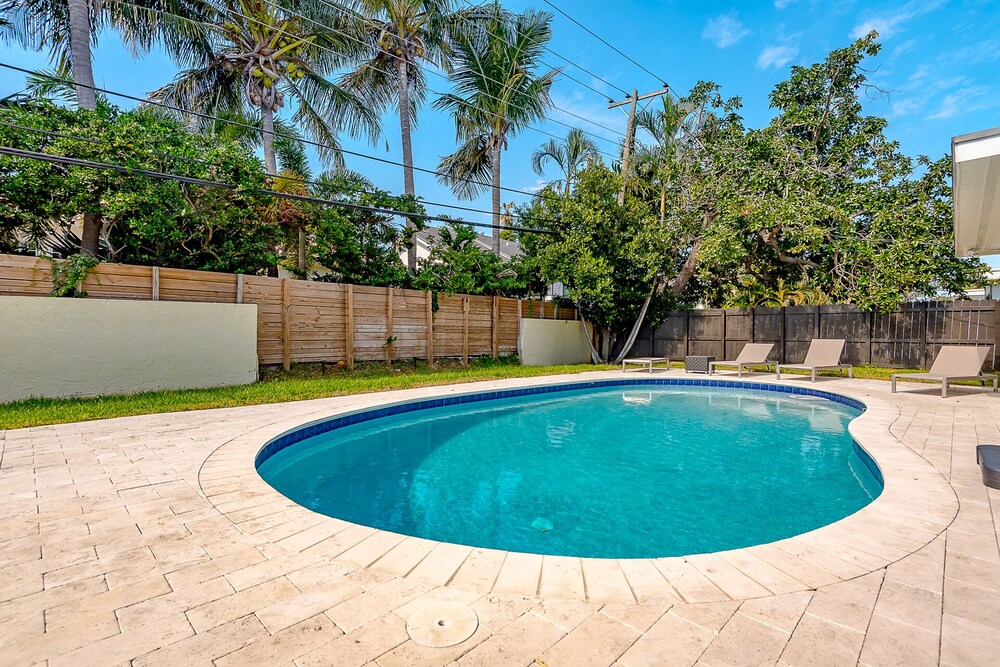 *Exceptional Remodeled Luxury 5BR w/ Heated Pool*