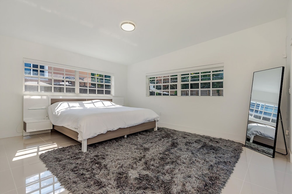 *Exceptional Remodeled Luxury 5BR w/ Heated Pool*