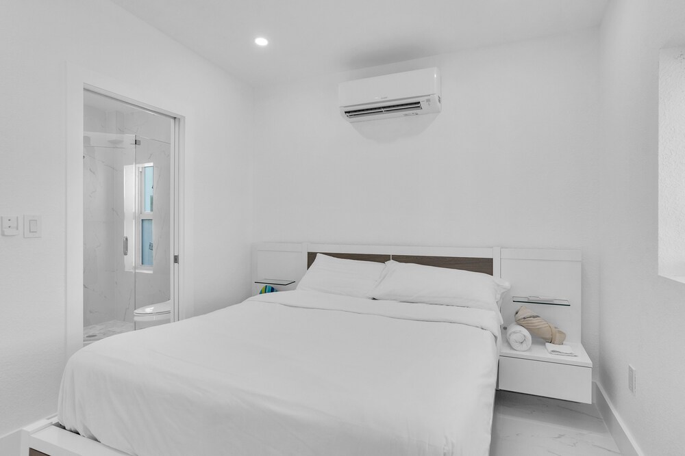 *Exceptional Remodeled Luxury 5BR w/ Heated Pool*