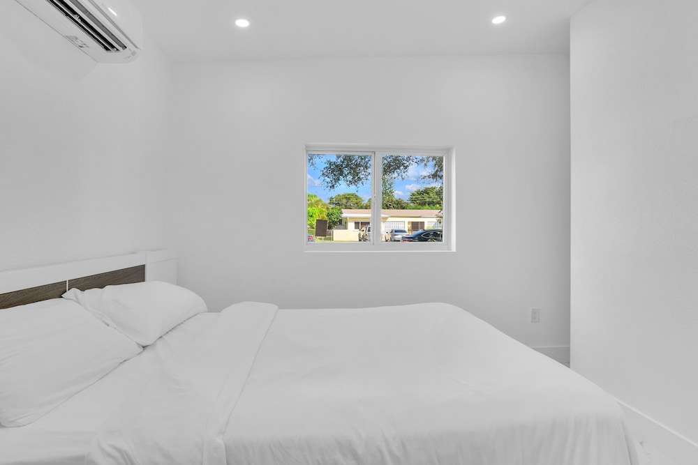 *Exceptional Remodeled Luxury 5BR w/ Heated Pool*