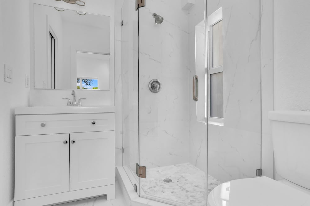 *Exceptional Remodeled Luxury 5BR w/ Heated Pool*