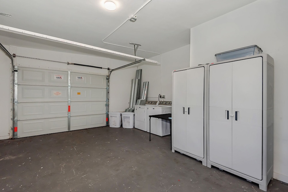 *Exceptional Remodeled Luxury 5BR w/ Heated Pool*