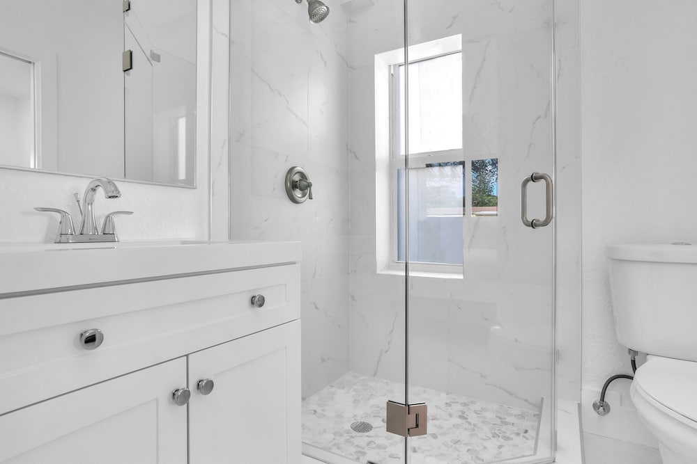 *Exceptional Remodeled Luxury 5BR w/ Heated Pool*