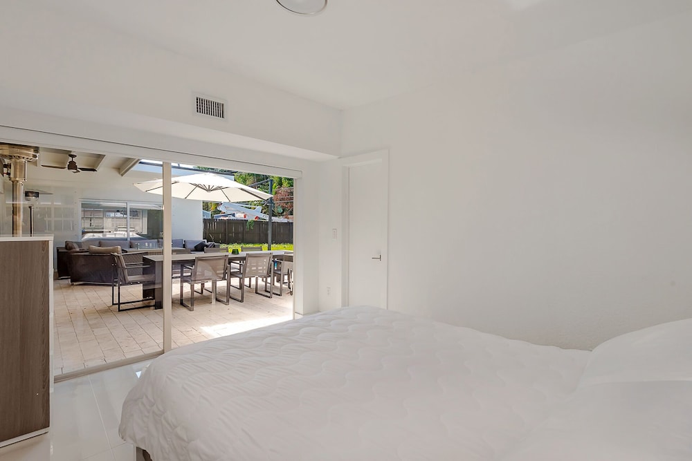 *Exceptional Remodeled Luxury 5BR w/ Heated Pool*