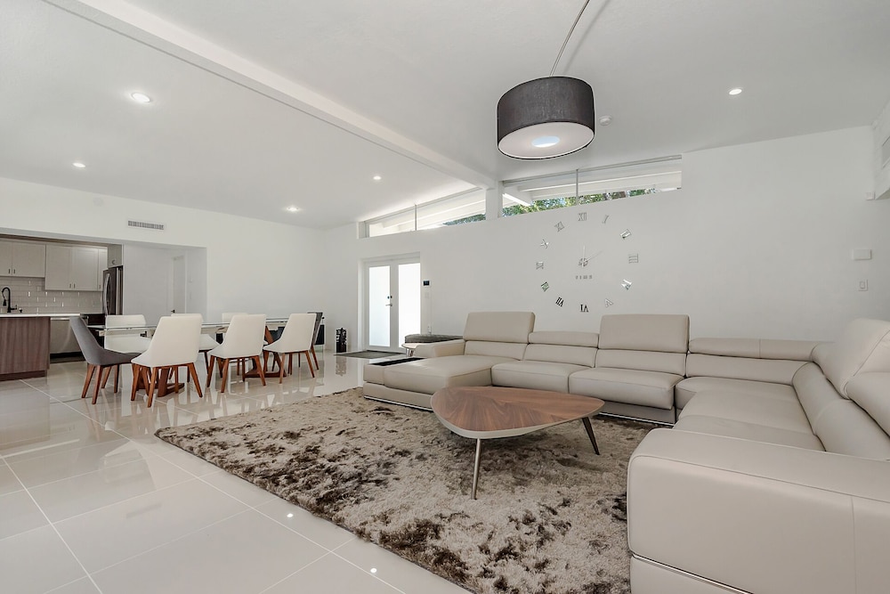 *Exceptional Remodeled Luxury 5BR w/ Heated Pool*