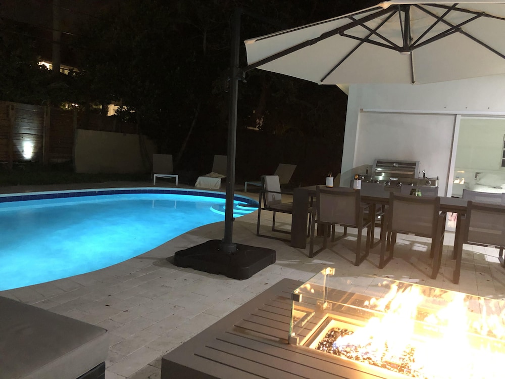 *Exceptional Remodeled Luxury 5BR w/ Heated Pool*