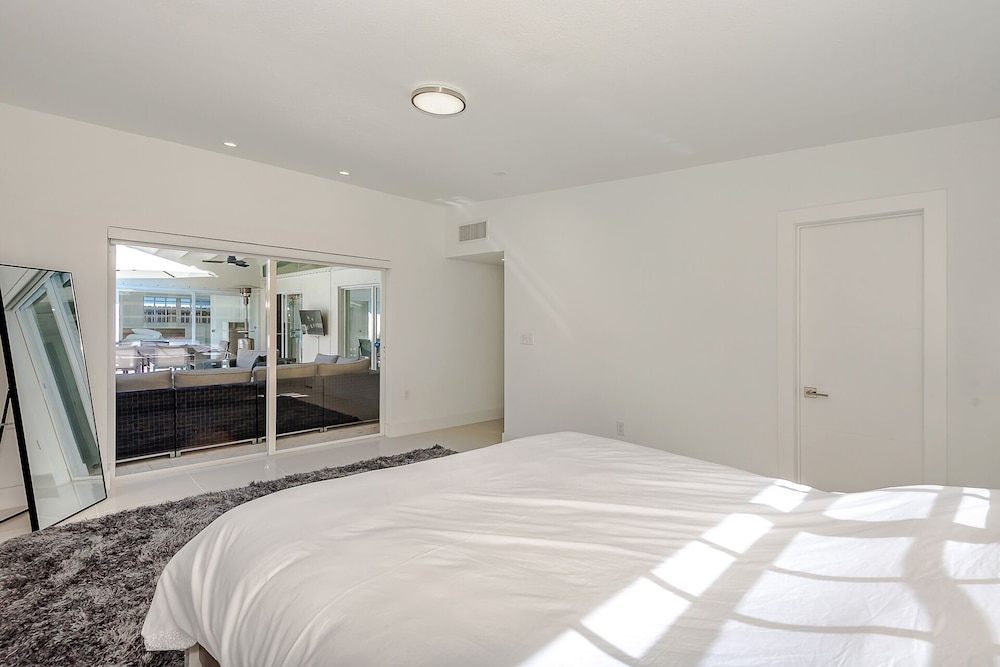 *Exceptional Remodeled Luxury 5BR w/ Heated Pool*