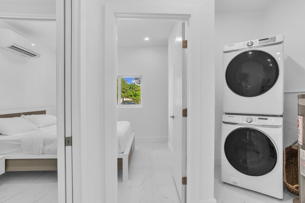 *Exceptional Remodeled Luxury 5BR w/ Heated Pool*