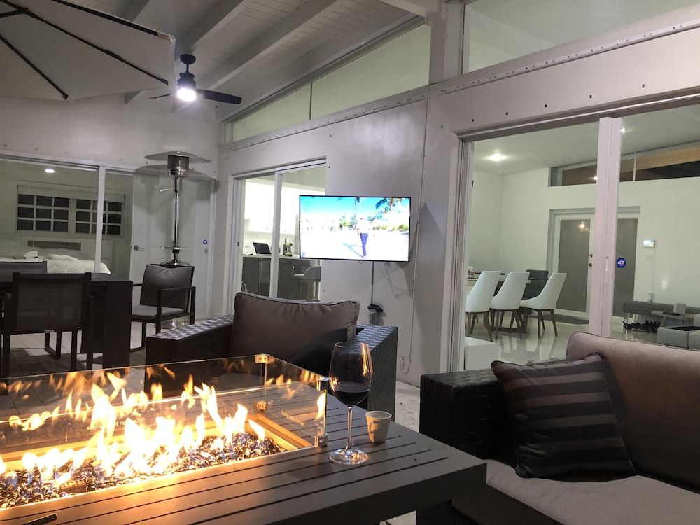 *Exceptional Remodeled Luxury 5BR w/ Heated Pool*